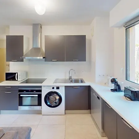 Superbe T2 Refait A Neuf Avec Balcon Vue Montagne A Un Arret De Monaco *