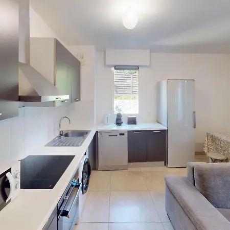 Daire Superbe T2 Refait A Neuf Avec Balcon Vue Montagne A Un Arret De Monaco *