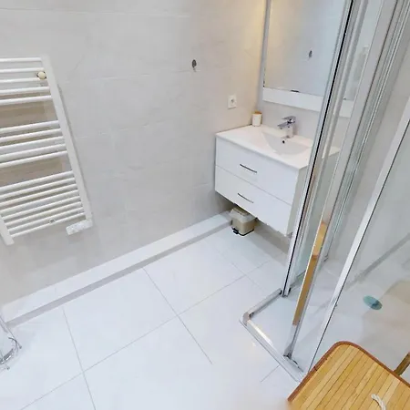 Superbe T2 Refait A Neuf Avec Balcon Vue Montagne A Un Arret De Monaco Apartment Roquebrune-Cap-Martin